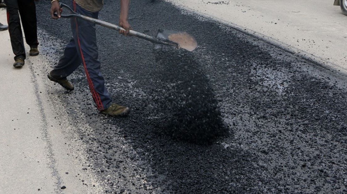 हुल्म–मान्म सडक धमाधम कालोपत्र गरिँदै